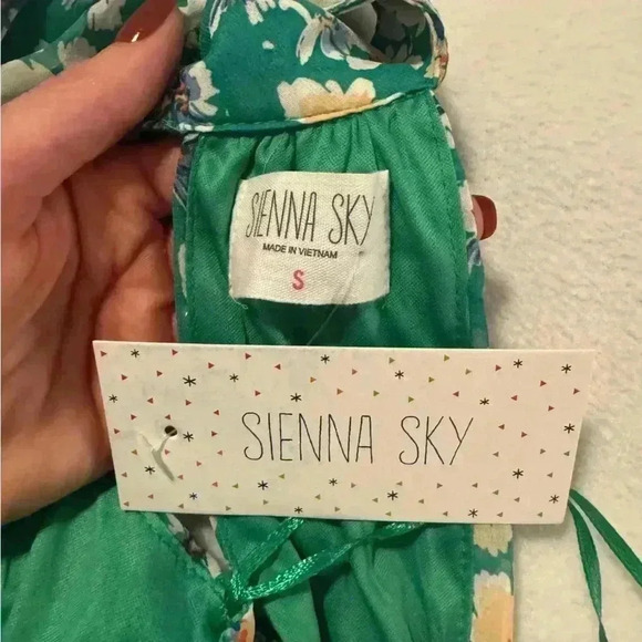 Women’s NWT Green Sienna Sky Dress - Picture 3 of 7